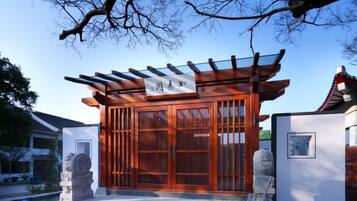 Une porte traditionnelle japonaise, avec une structure en bois et une enseigne.