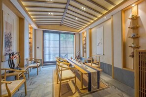 Une pièce de style japonais traditionnel, avec un sol recouvert de tatamis, une table basse et une porte coulissante.