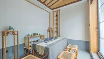 Una habitación con mesa puesta para comer, muebles de madera y ventana con vistas.