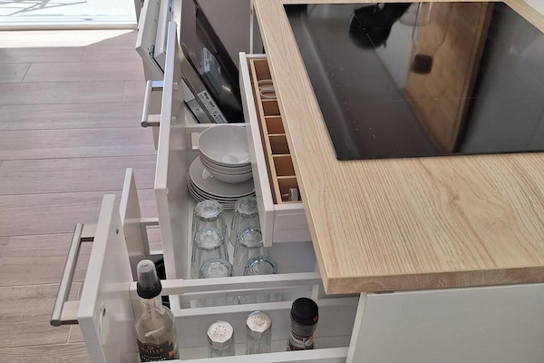 Kühlschrank, Mikrowelle, Herdplatte, Geschirrspüler