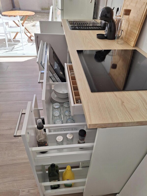 Réfrigérateur, micro-ondes, plaque de cuisson, lave-vaisselle