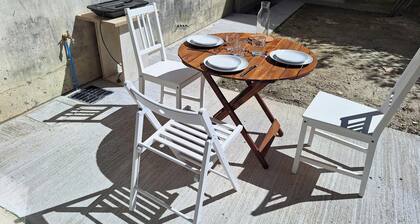 Appartement T2 rénové, avec jardin, garage, proche du centre, bien accessible.