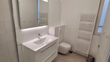 Douche, serviettes fournies, savon, shampoing