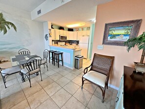 Condo, Plusieurs lits, balcon, vue sur l’océan (The Dunes W501) | 2 chambres, décor unique, ameublement unique, literie fournie