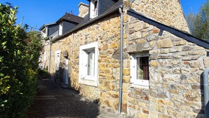 A stone building with a narrow entrance, a wooden door, and a window. - PENTY CHEZ GERMAINE, 5 MINUTES FROM LE FRET PORT (Crozon)