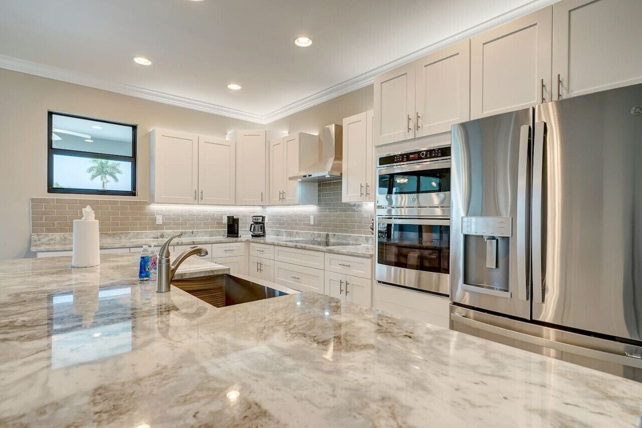 雪櫃、微波爐、焗爐、爐具