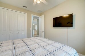 5 chambres, bureau, fer et planche à repasser, lit parapluie