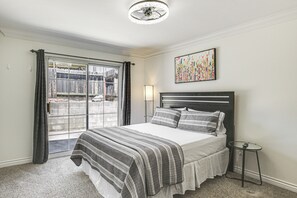 3 bedrooms, desk, iron/ironing board, internet