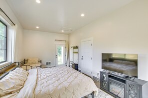 6 bedrooms, desk, iron/ironing board, travel cot