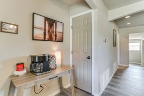 Interior - 4 Mi to Museum of the Great Plains: Lawton Home! (Lawton)