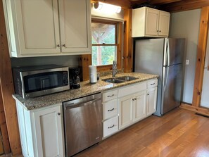 Fridge, microwave, oven, stovetop - Cozy 2-bedroom Cabin in Gamaliel (Gamaliel)
