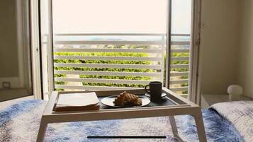 3 chambres, bureau, fer et planche Ă  repasser, lit parapluie