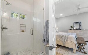 Dusche, Haartrockner, Shampoo