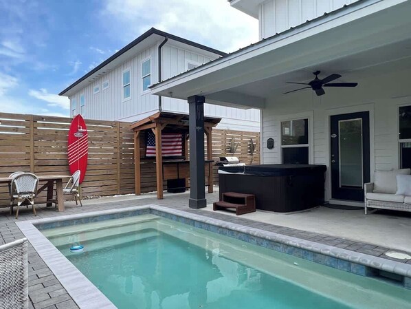 Unclassified image, 1 of 43, button