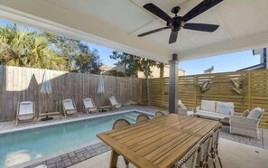 Unclassified image, 4 of 43, button