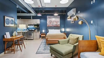 1 soverom, skrivebord, strykejern/-brett og reiseseng for barn