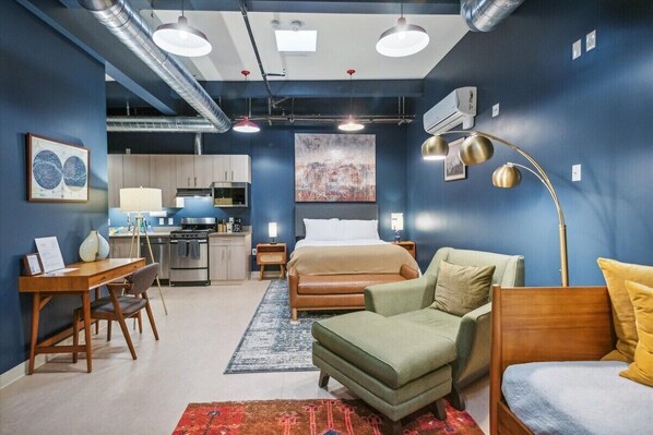 1 chambre, bureau, fer et planche à repasser, lit parapluie