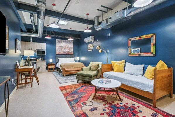 1 chambre, bureau, fer et planche à repasser, lit parapluie