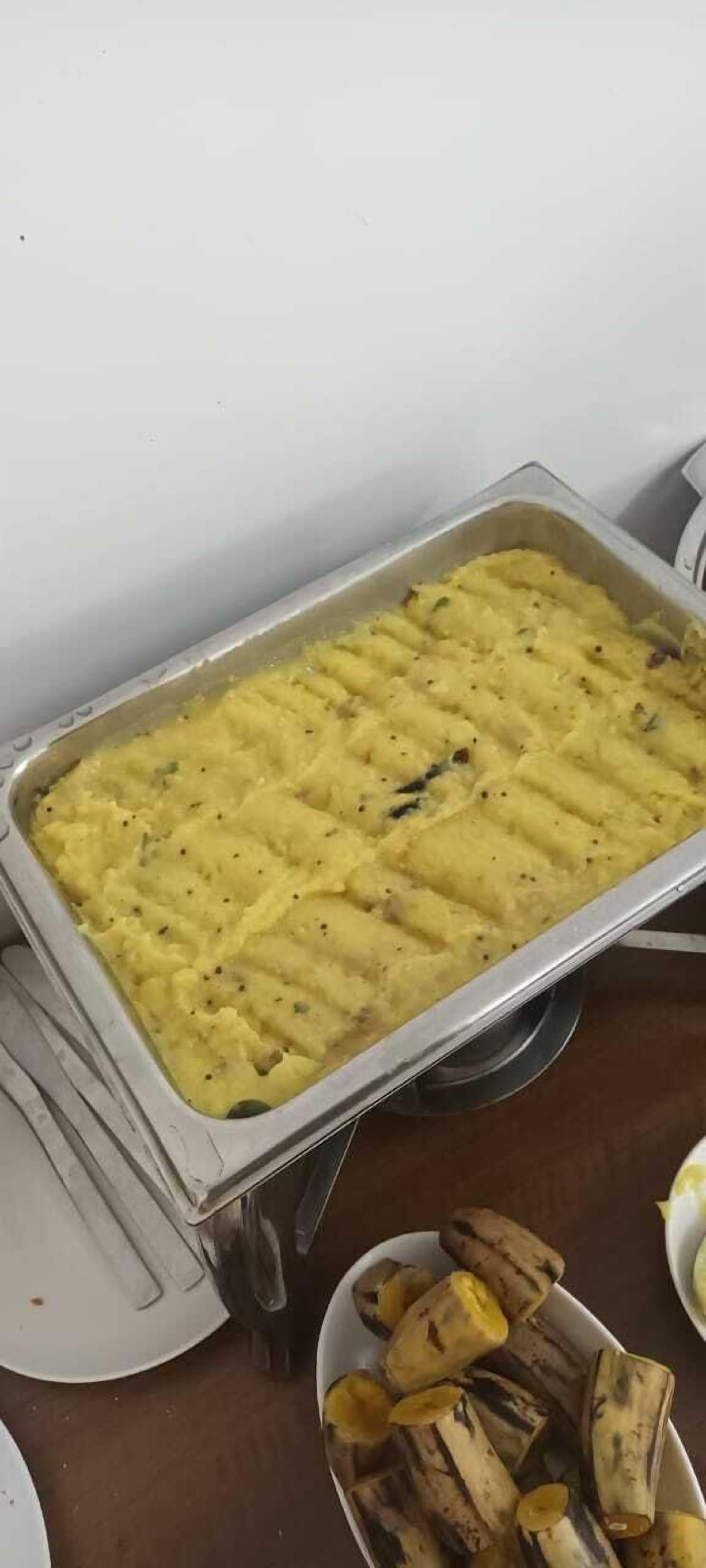 Una bandeja de puré de papas con un diseño cuadriculado, junto a un plato de papas asadas.