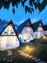 Voorkant accommodatie - avond/nacht