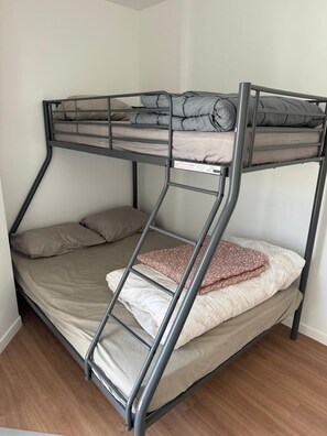 2 chambres, fer et planche à repasser, Wi-Fi, draps fournis