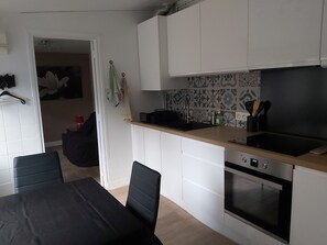Microwave, oven, stovetop - Single-storey house with courtyard and garden near Paris and Disneyland (Rosny-sous-Bois)