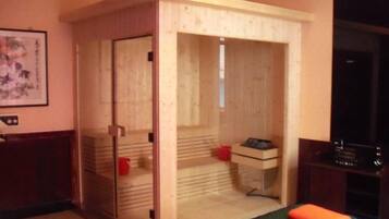 Una habitación con puerta corredera de madera, una mesita y un banco.