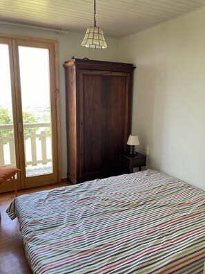 3 chambres, fer et planche à repasser, Wi-Fi gratuit, draps fournis
