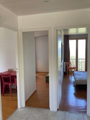 3 makuuhuonetta, silitysrauta/-lauta, ilmainen Wi-Fi, vuodevaatteet