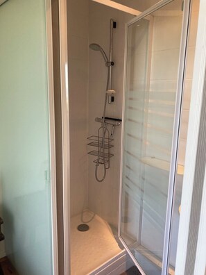 Haartrockner, Handtücher, Toilettenpapier