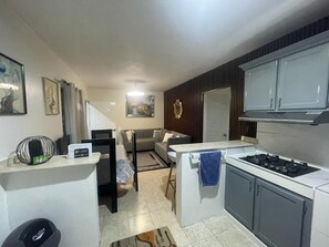 Refrigerador, microondas, parrilla de estufa y cafetera y tetera 