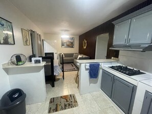 Refrigerador, microondas, parrilla de estufa y cafetera y tetera 