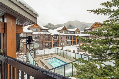 Cozy condo with mountain views, river walks. Hot tub & Gym. 10 min to Canmore!!!