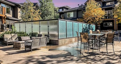 Cozy condo with mountain views, river walks. Hot tub & Gym. 10 min to Canmore!!!