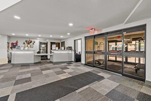Lobby - Ramada by Wyndham Stevens Point (Stevens Point)