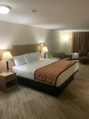 Phòng đôi tiện nghi đơn giản (Standard Double Bed) | Bàn, màn/rèm cản sáng, bàn ủi/dụng cụ ủi quần áo