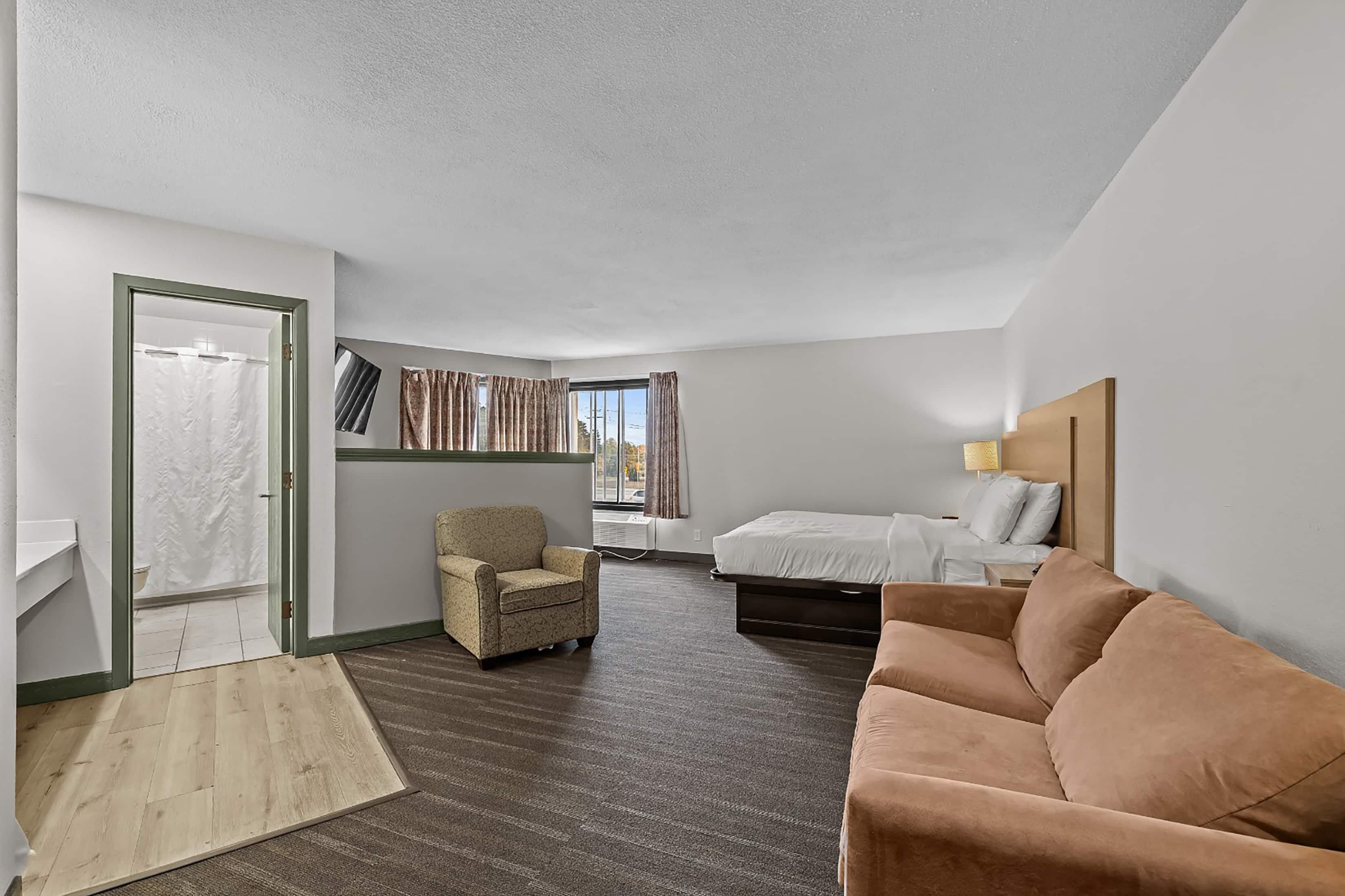 مكتب وستائر تعتيم ومكواة/لوح كي وواي فاي مجانًا