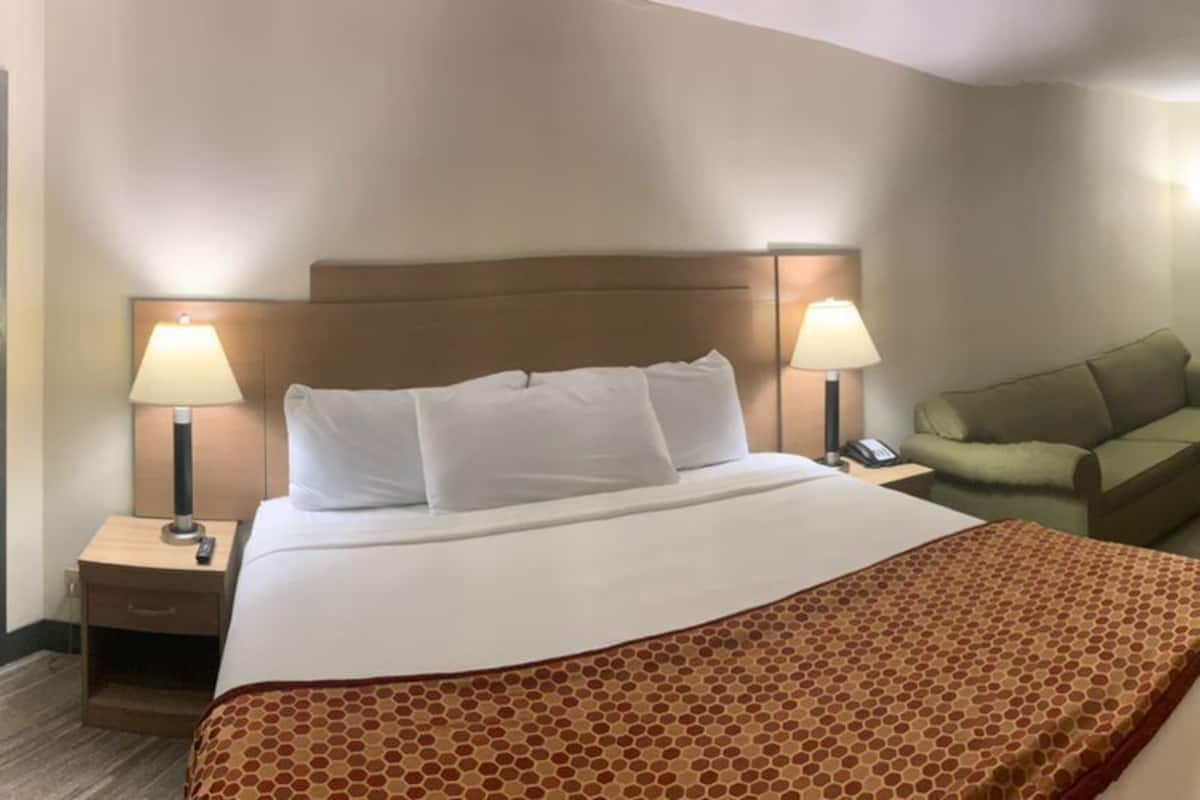 Comfort Room, King Suite | Escritorio, cortinas blackout y tabla de planchar con plancha