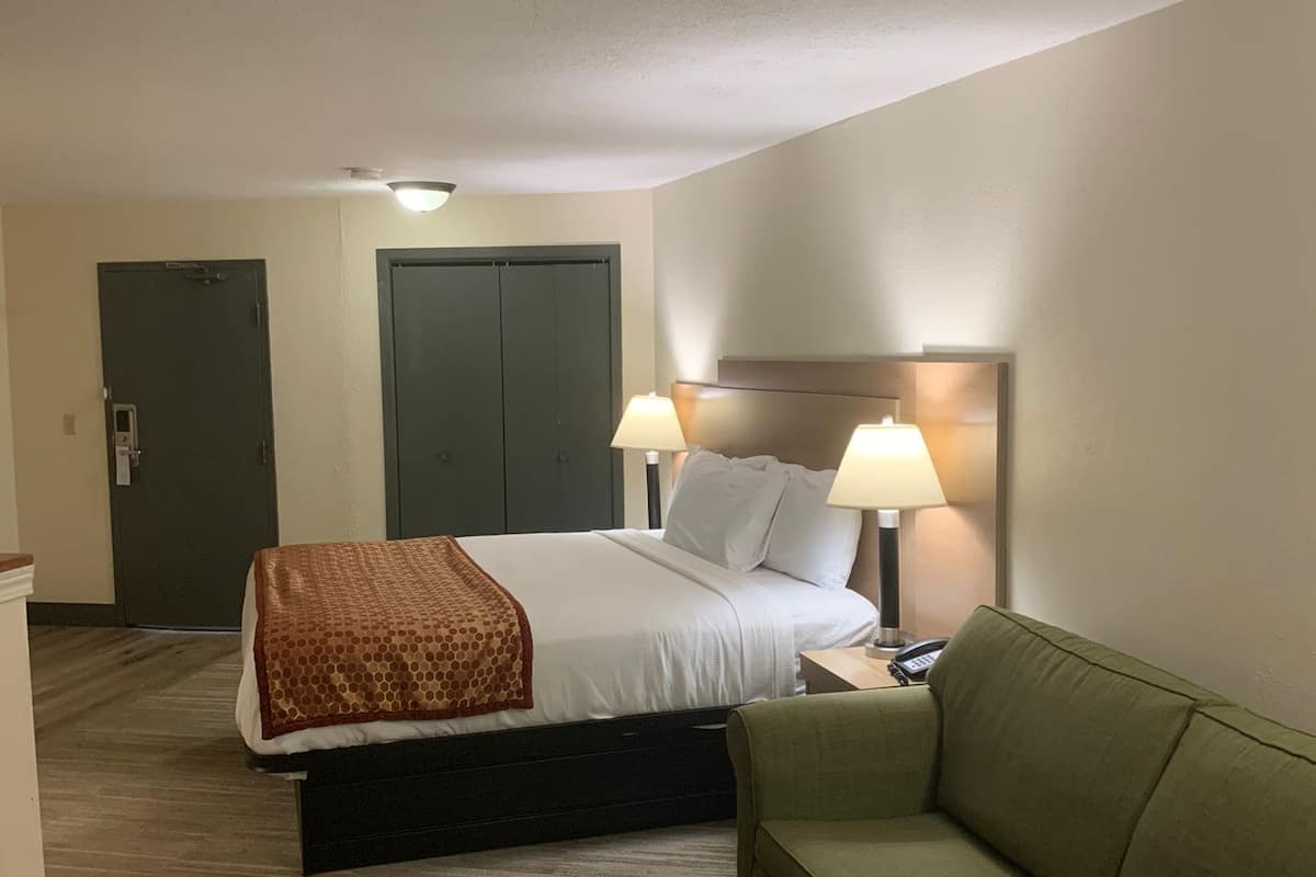 Comfort Room, King Suite with Sofa Bed | Escritorio, cortinas blackout y tabla de planchar con plancha