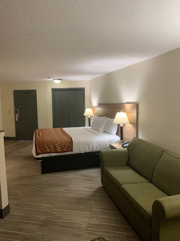 Comfort Room, King Suite with Sofa Bed | Skrivebord, blendingsgardiner, strykejern/-brett og wi-fi (inkludert)