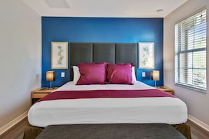 3 habitaciones, escritorio y tabla de planchar con plancha