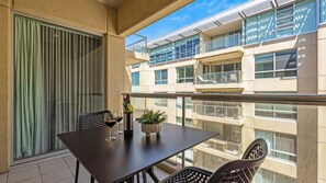Outdoor dining - Belle Escapes - Beachside Apartment in Glenelg (Glenelg)