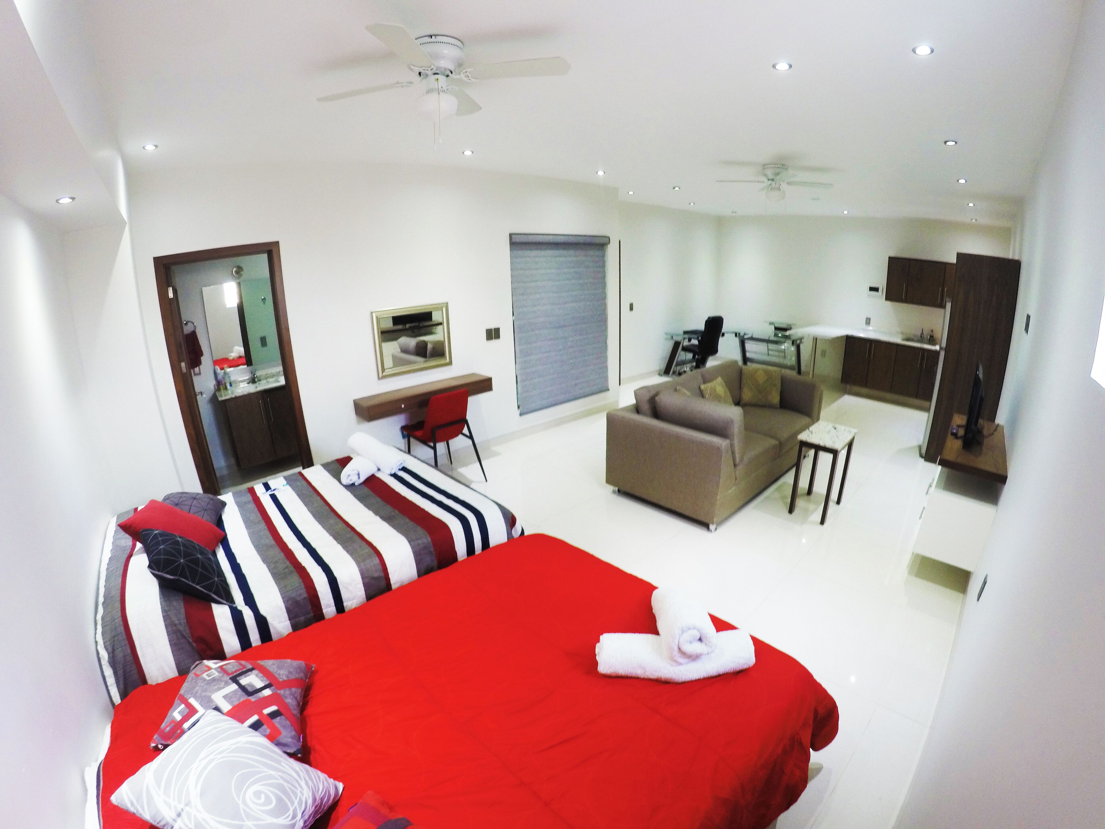 1 habitación, escritorio, tabla de planchar con plancha y wifi gratis 