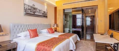 Una habitación de hotel con una cama grande, un escritorio, un televisor y un cuadro en la pared.