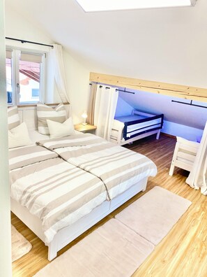 3 室のベッドルーム、アイロン / アイロン台、旅行用ベビーベッド、WiFi (無料)