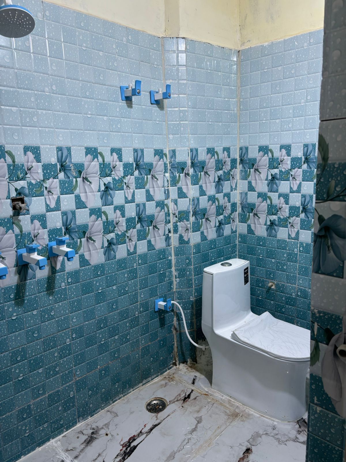 Een douche, pantoffels, handdoeken, zeep