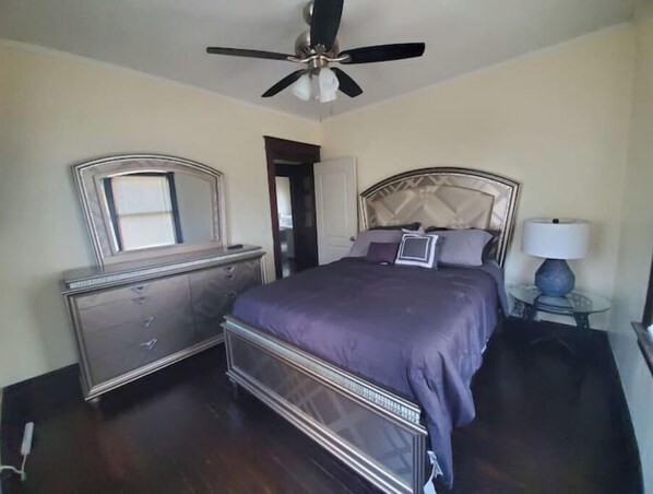 4 bedrooms, WiFi, bed sheets - home away from home (Rochester)