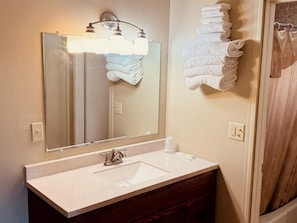 Basic Room, 2 Queen Beds | Bathroom - Ho Hum Motel (West Yellowstone)