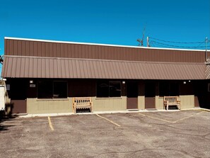 Courtyard view - Ho Hum Motel (West Yellowstone)
