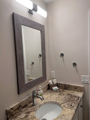 Sèche-cheveux, serviettes fournies, savon, papier toilette
